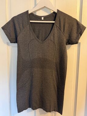 Lululemon Run: Swiftly Tech V Neck grey/charcoal size 6